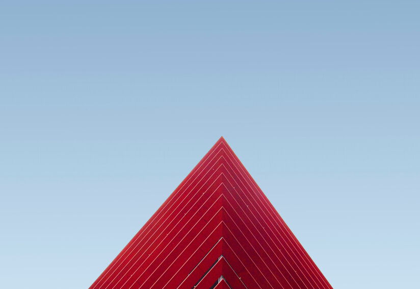 Moderne rote Architektur vor blauem Himmel