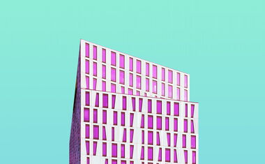 Moderne Architektur vor türkisem Himmel