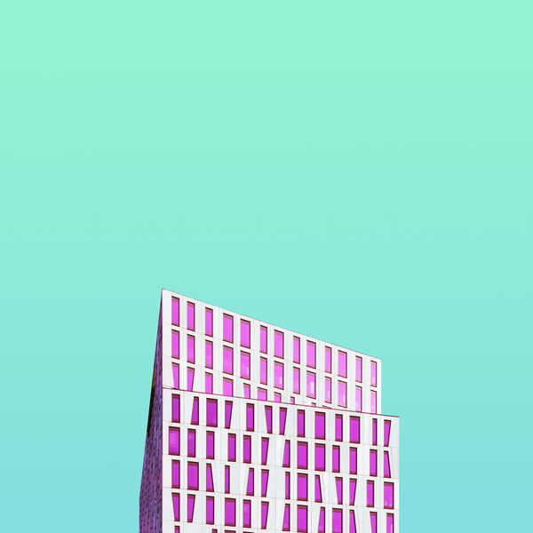 Moderne Architektur vor türkisem Himmel